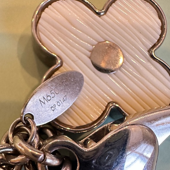 LOUIS VUITTON WHITE FLEUR DE EPI BAG CHARM - Picture 5 of 5